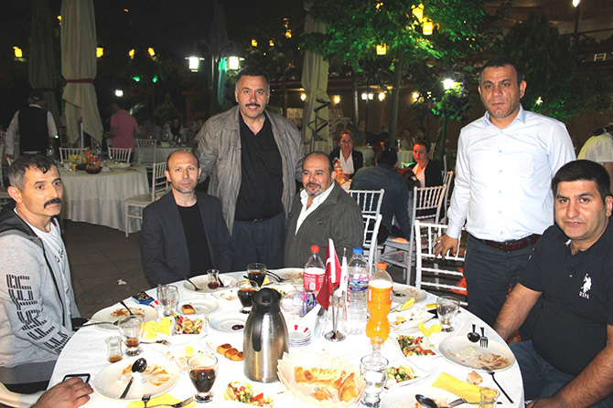 derler-koyu-istanbulda-iftarda-bir-araya-geldi-14.jpg