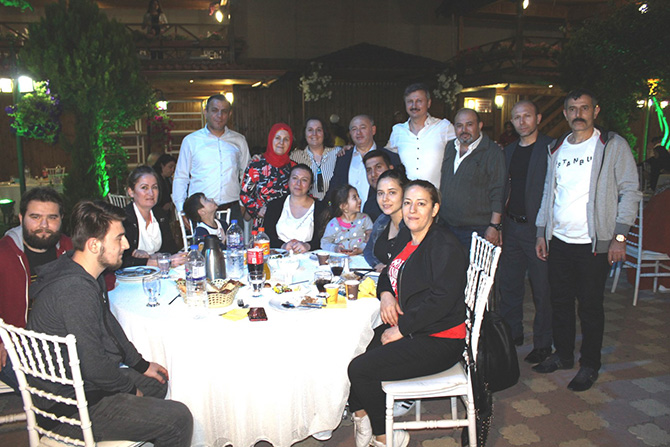 derler-koyu-istanbulda-iftarda-bir-araya-geldi-15.jpg