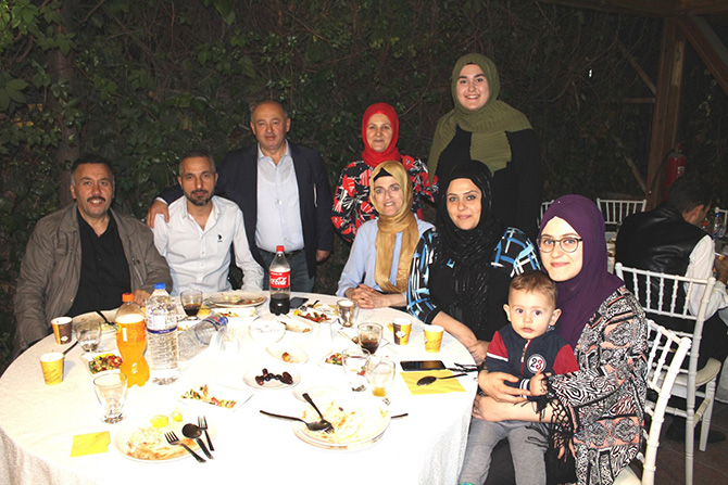 derler-koyu-istanbulda-iftarda-bir-araya-geldi-18.jpg