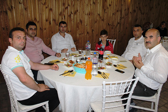 derler-koyu-istanbulda-iftarda-bir-araya-geldi-2.jpg