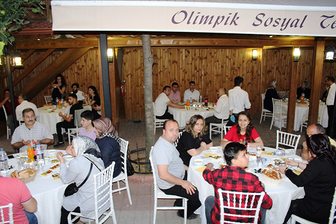 derler-koyu-istanbulda-iftarda-bir-araya-geldi-3.jpg