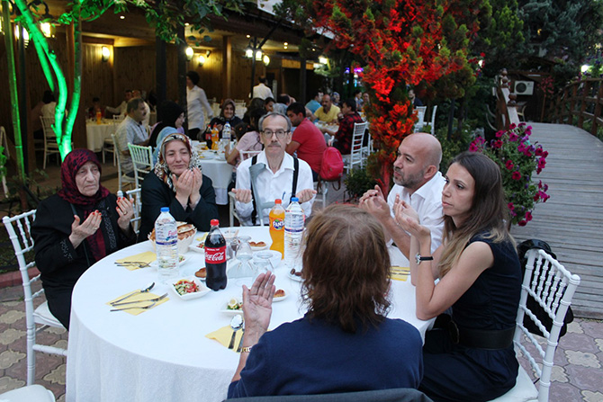 derler-koyu-istanbulda-iftarda-bir-araya-geldi-4.jpg