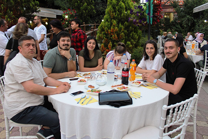 derler-koyu-istanbulda-iftarda-bir-araya-geldi-9.jpg