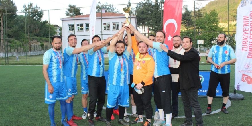 dikmende-futbol-coskusu-muftuluk-spor-turnuvanin-sampiyonu-oldu-001.jpg