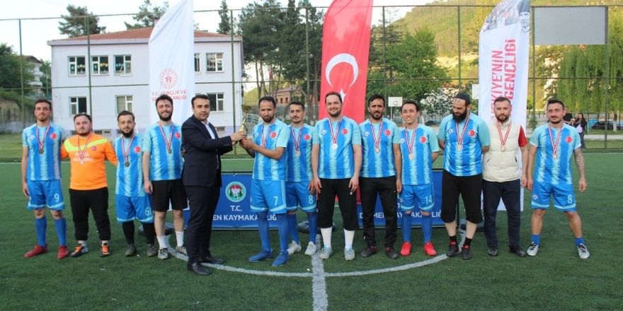 dikmende-futbol-coskusu-muftuluk-spor-turnuvanin-sampiyonu-oldu.jpg