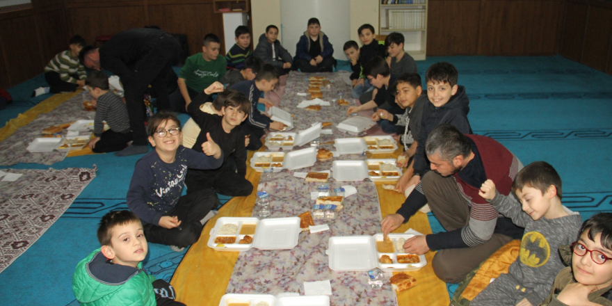 diyanet-genclik-merkezinde-rahmet-sofrasi-iftar-programi-duzenledi-14-001.png