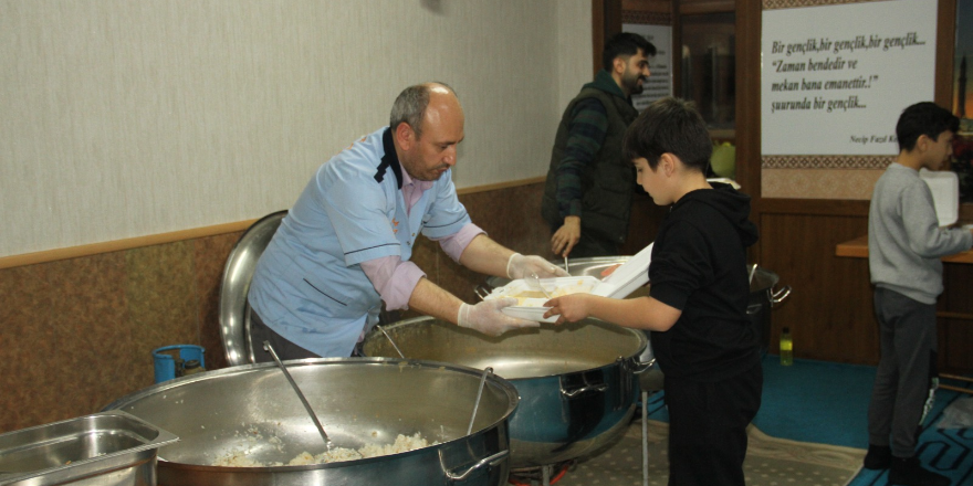 diyanet-genclik-merkezinde-rahmet-sofrasi-iftar-programi-duzenledi-7.png