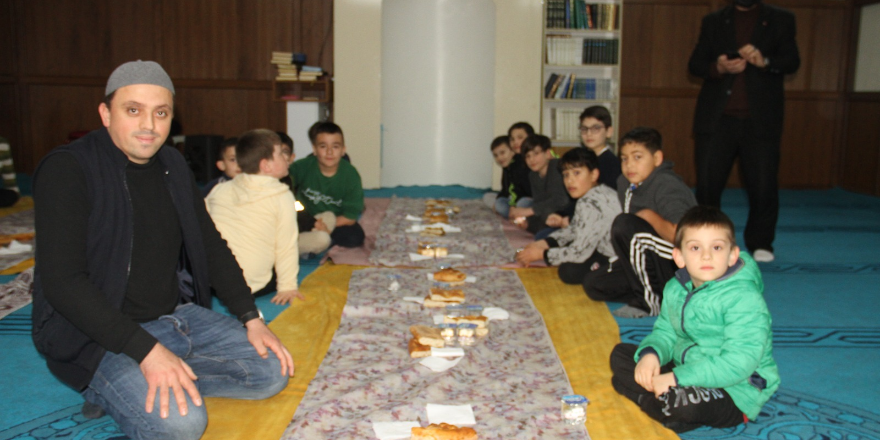 diyanet-genclik-merkezinde-rahmet-sofrasi-iftar-programi-duzenledi-9.png