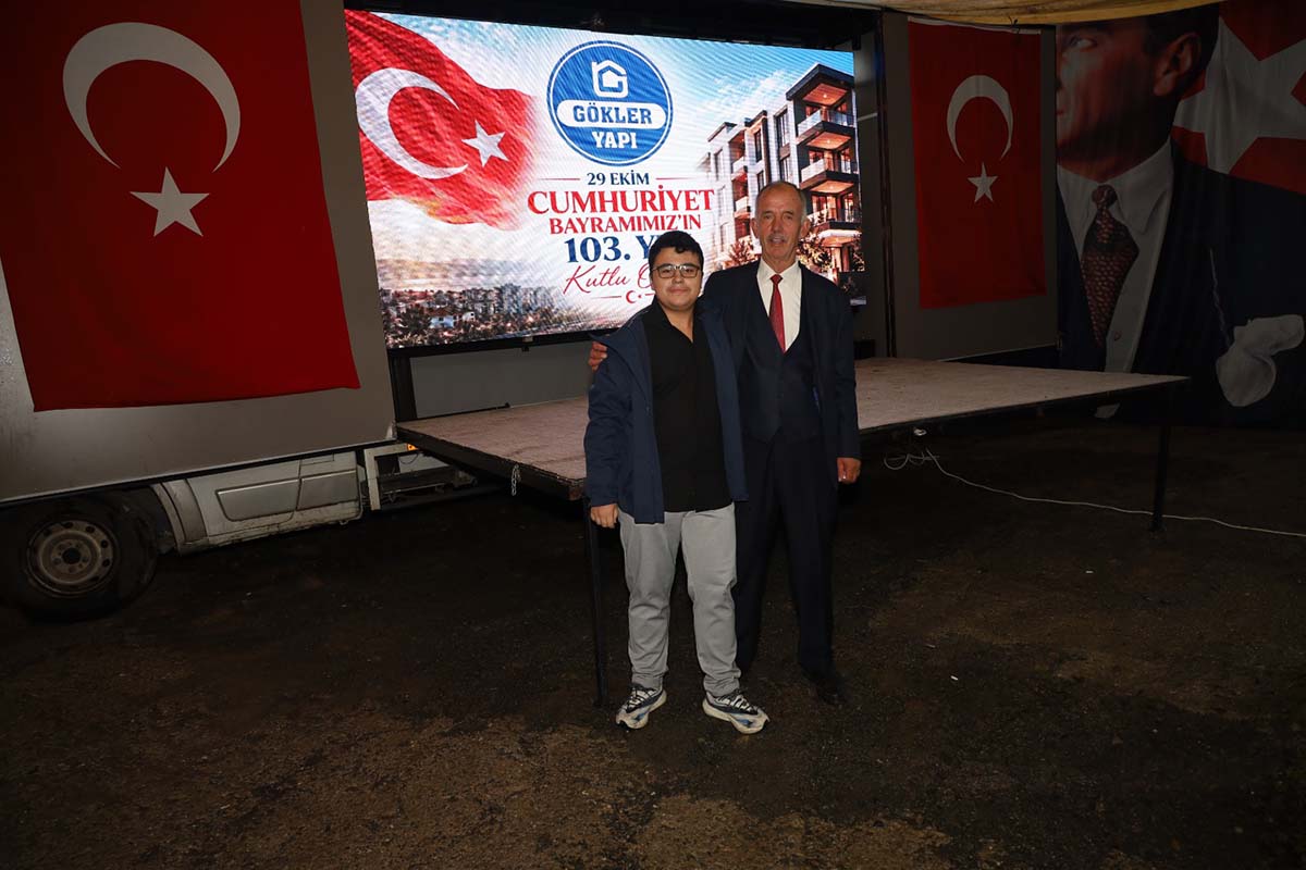 dramadan-kapikayaya-uzanan-cumhuriyet-sevgisi-nesilleri-bulusturdu-5.jpg