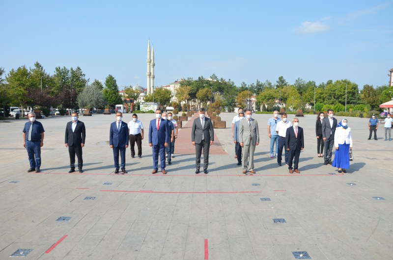 Bafra Milli Eğitim Müdürlüğü Atatürk Anıtına Çelenk Bıraktı