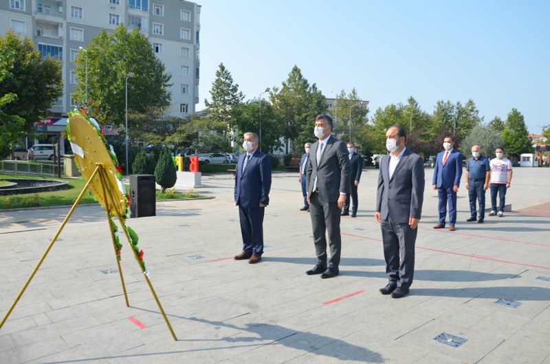 Bafra Milli Eğitim Müdürlüğü Atatürk Anıtına Çelenk Bıraktı