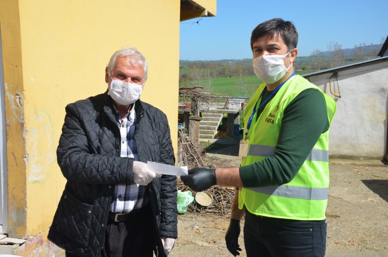 Samsun'un Bafra İlçesi Çalköy Mahallesi'nde geçimini çiftçilikle kazanan Dursun Çetinkaya 'Biz Bize Yeteriz Türkiyem' kampanyasına 10 bin lira bağışta bulundu.