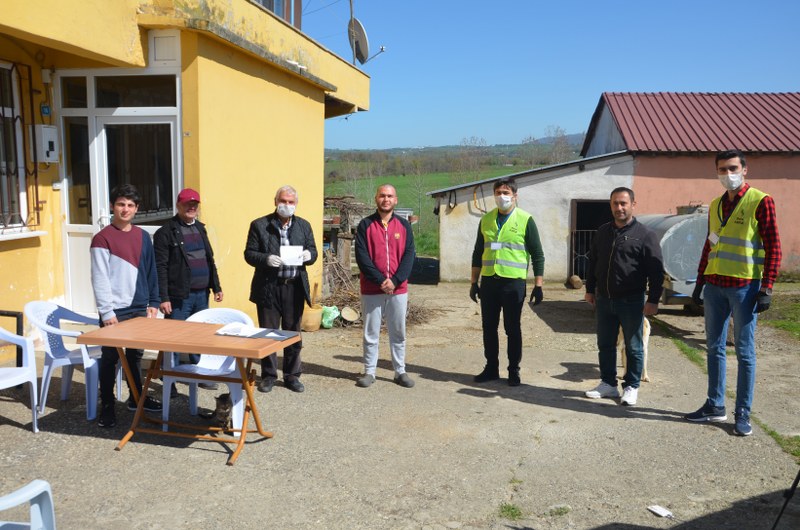 Samsun'un Bafra İlçesi Çalköy Mahallesi'nde geçimini çiftçilikle kazanan Dursun Çetinkaya 'Biz Bize Yeteriz Türkiyem' kampanyasına 10 bin lira bağışta bulundu.