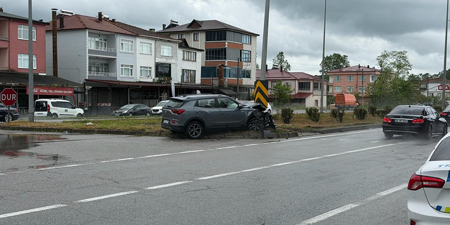 dugun-yolunda-korkutan-kaza-cip-otomobile-carpti-1.jpg