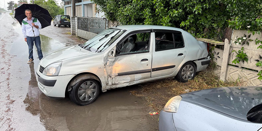 dugun-yolunda-korkutan-kaza-cip-otomobile-carpti.jpg