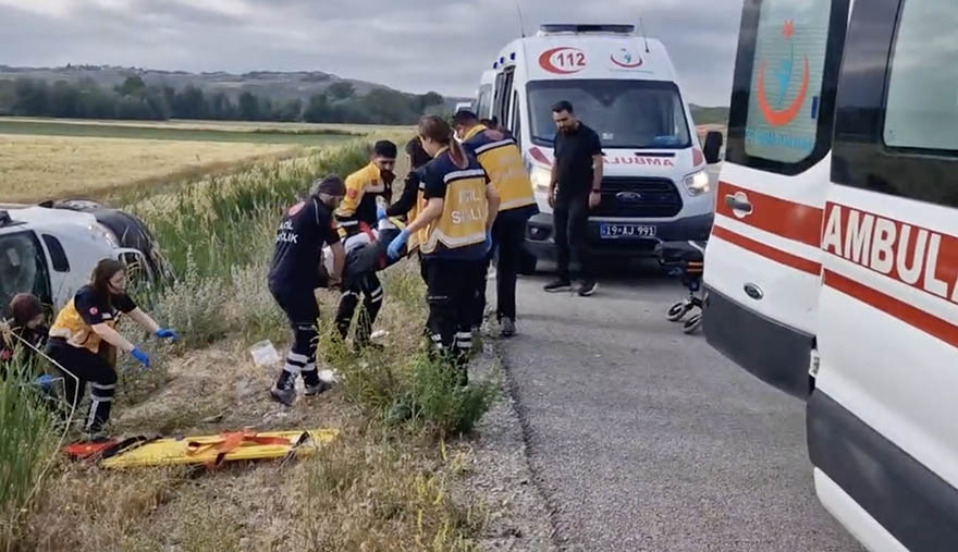 dugunden-samsuna-donen-aileyi-tasiyan-minibus-devrildi-17-yarali-2.jpg