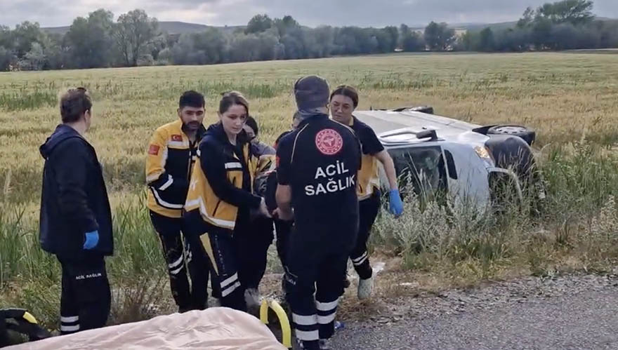 dugunden-samsuna-donen-aileyi-tasiyan-minibus-devrildi-17-yarali-3.jpg