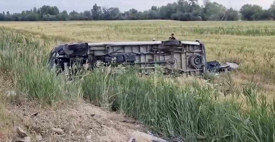 dugunden-samsuna-donen-aileyi-tasiyan-minibus-devrildi-17-yarali-4.jpg