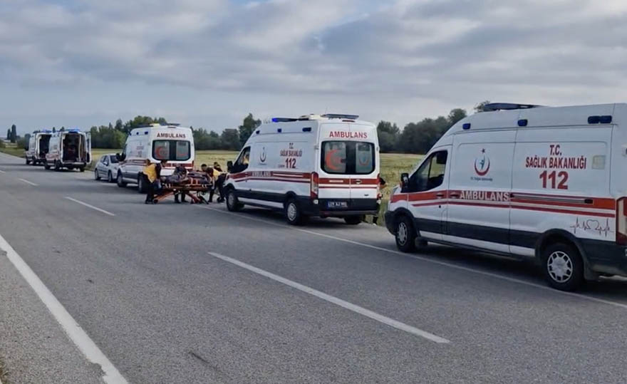 dugunden-samsuna-donen-aileyi-tasiyan-minibus-devrildi-17-yarali-5.jpg