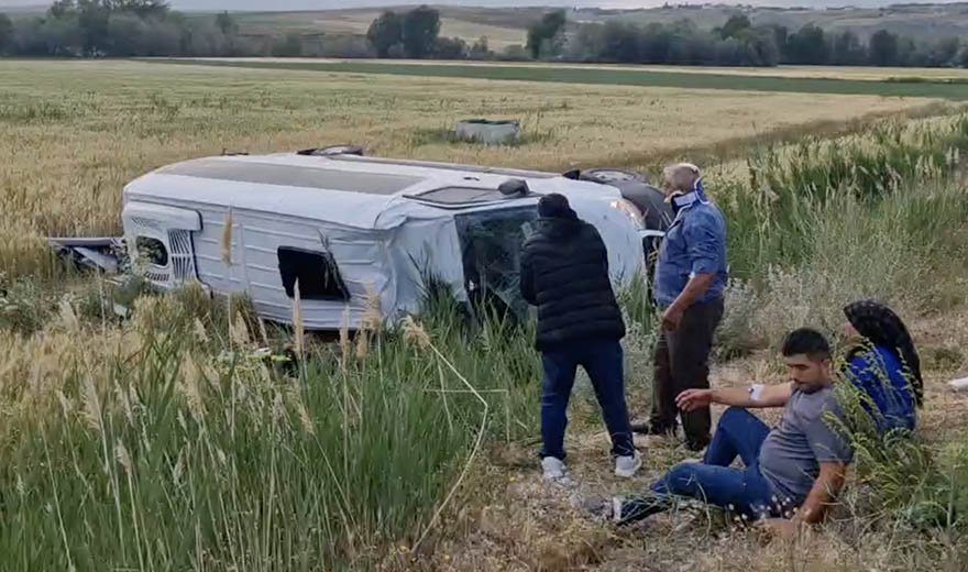 dugunden-samsuna-donen-aileyi-tasiyan-minibus-devrildi-17-yarali-6.jpg