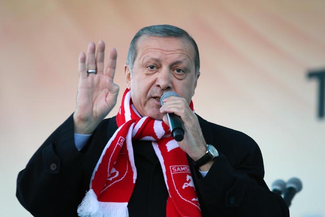 erdogan-kilicdaroglunun-kendisi-alevi-siyasi-partinin-basinda-neyi-eksik-2-_6423_dhaphoto6.jpg