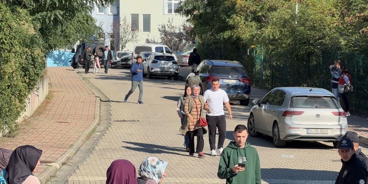 eski-okuluna-uniformayla-geldi-6-ogrenciyi-bicakladi-002.jpg