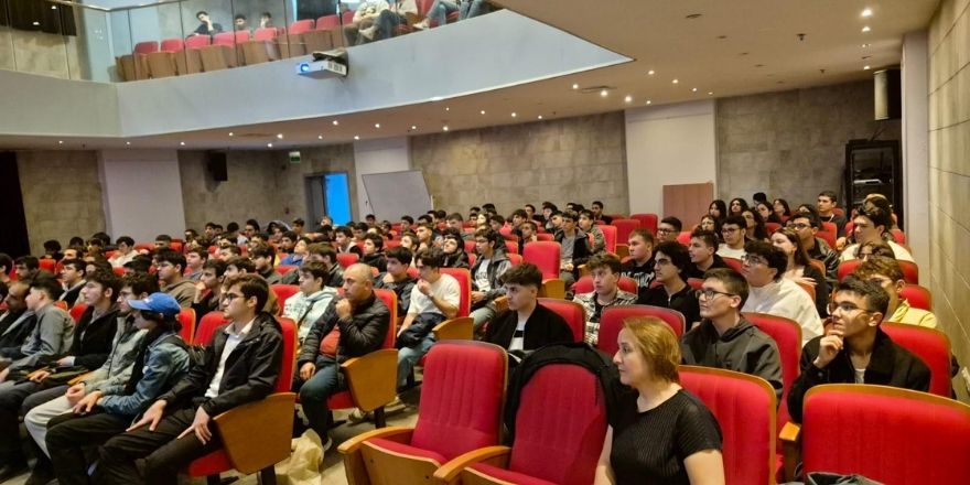 fen-lisesi-ogrencilerinden-istanbul-ve-ankara-universitelerine-tanitim-gezisi2.jpg