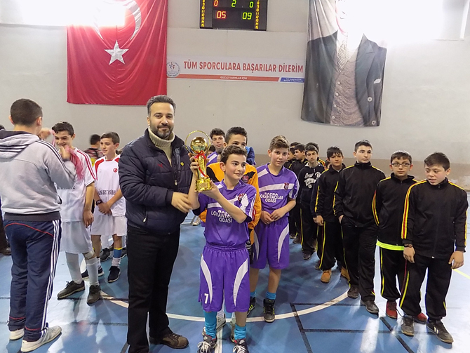 futsal-yildiz-erkekler-sampiyonu-nazmiye-demirel-ortaokulu.JPG