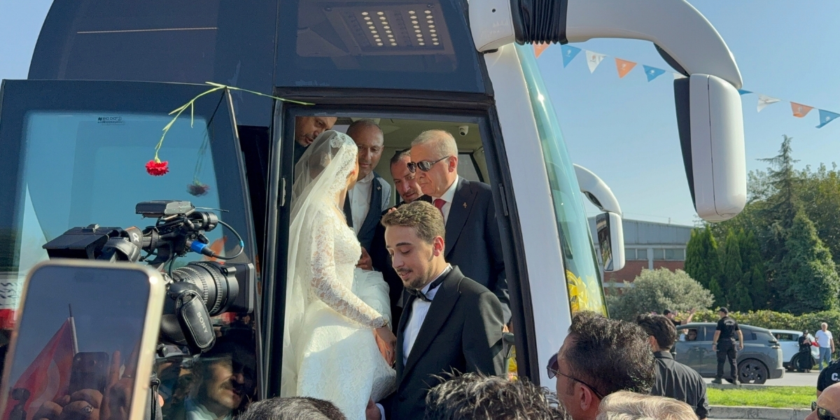 gelinle-damat-recep-tayyip-erdogani-karsilamaya-geldi-003.jpg