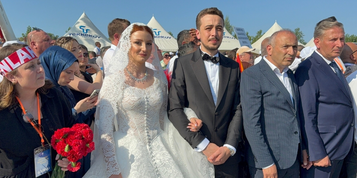 gelinle-damat-recep-tayyip-erdogani-karsilamaya-geldi.jpg