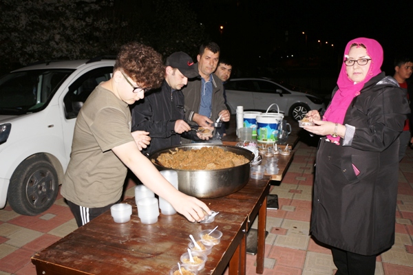 gunduz-ailesi-kadir-gecesinde-geleneklerini-surdurdu7.jpg