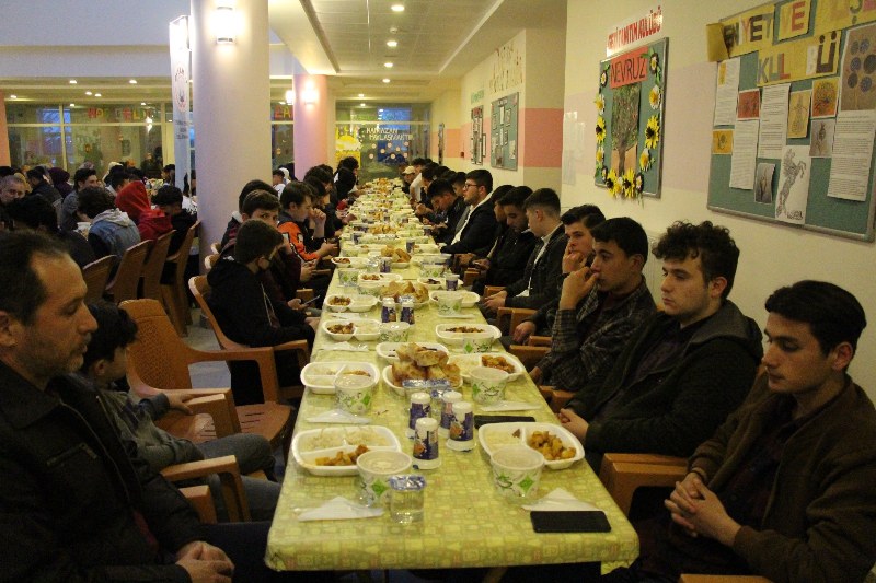 hamidiye-imam-hatip-lisesinden-iftar-001.jpeg