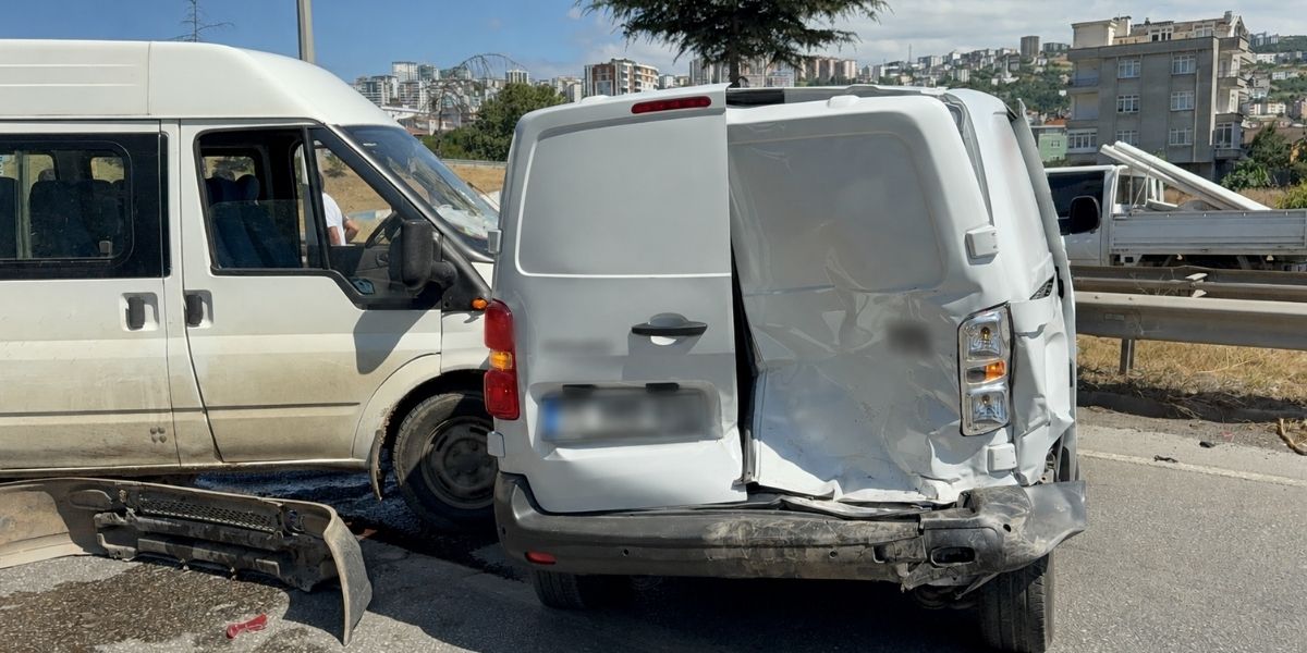 hamile-esini-hastaneye-gotururken-kazaya-karisti-3-yarali-003.jpg