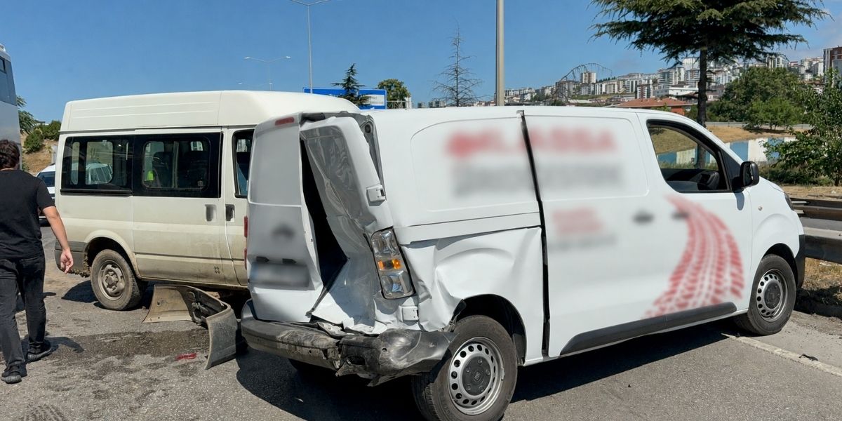 hamile-esini-hastaneye-gotururken-kazaya-karisti-3-yarali.jpg