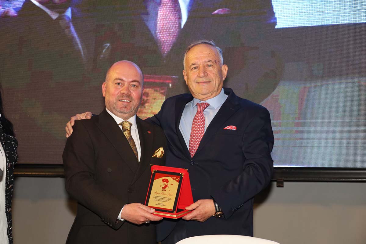 hasan-ictene-cumhuriyet-bayraminda-anlamli-plaket-001.jpeg