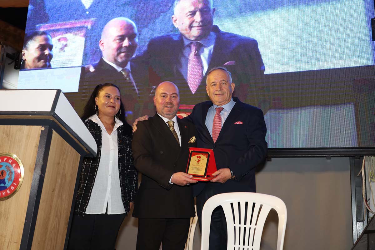hasan-ictene-cumhuriyet-bayraminda-anlamli-plaket-002.jpeg