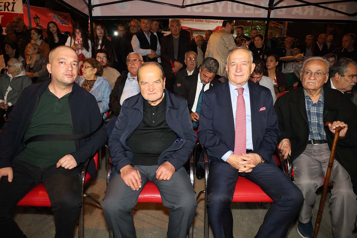 hasan-ictene-cumhuriyet-bayraminda-anlamli-plaket-003.jpeg