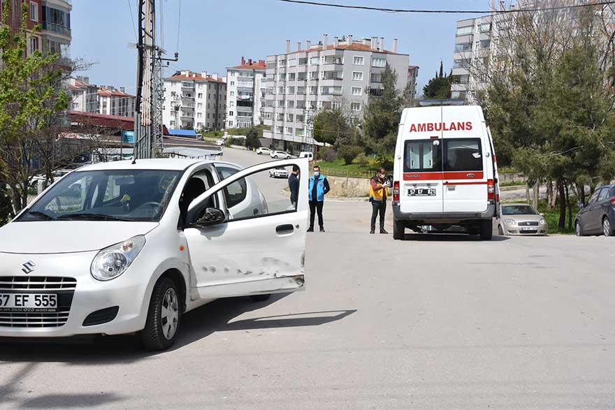 hasta-tasiyan-ambulans-ile-otomobil-carpisti-2.jpg