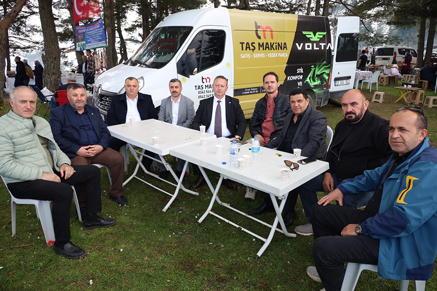 huseyin-dedenin-torunlari-geleneksel-hidrellez-senliklerini-devam-ettiriyor-13.jpeg