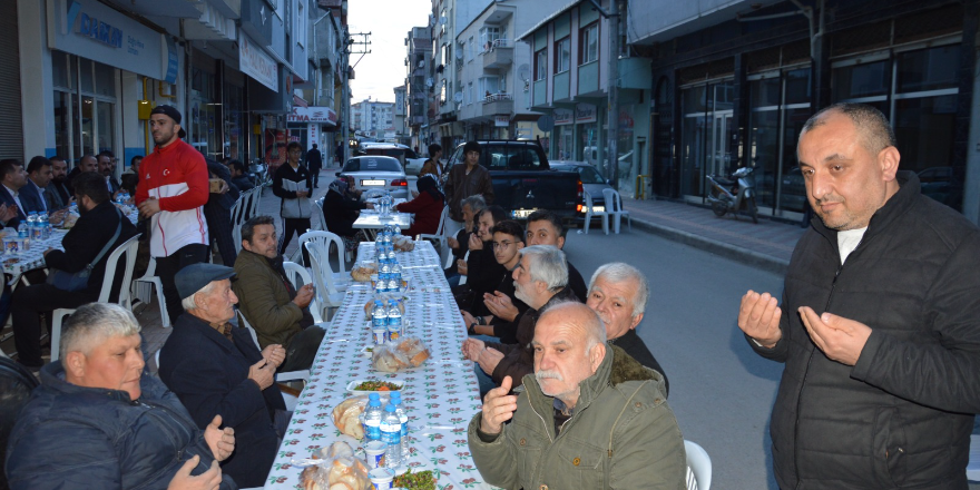 igdir-boyu-derneginin-maneviyat-dolu-iftar-yemeginde-oruclar-husu-icinde-acildi-023.png