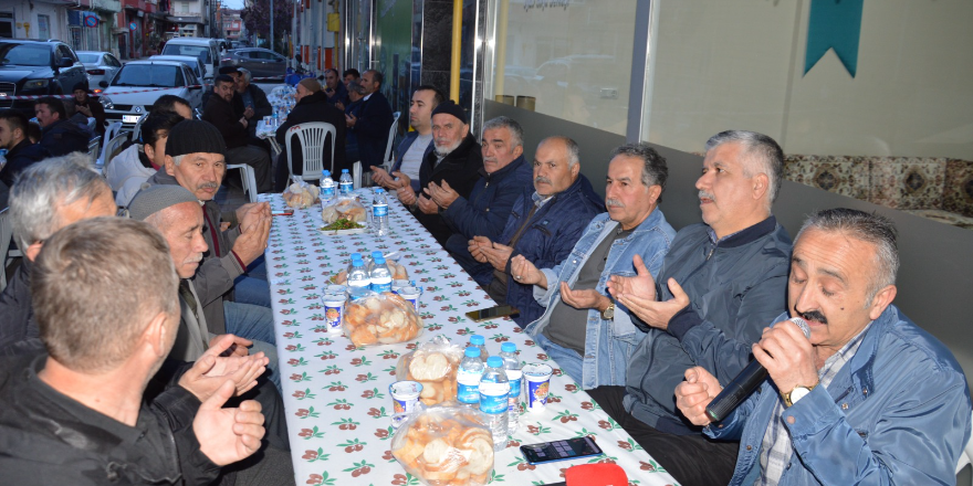 igdir-boyu-derneginin-maneviyat-dolu-iftar-yemeginde-oruclar-husu-icinde-acildi-032.png