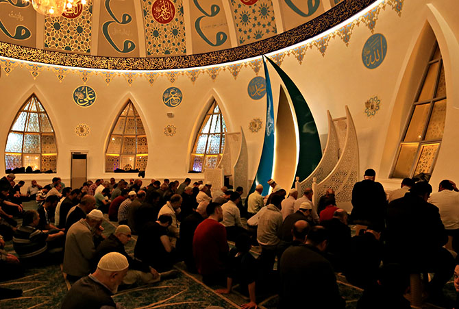ilimizde-ilk-teravih-namazi-kilindi-1.jpg