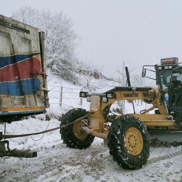 ilkadimda-karla-kaplanan-yollar-ulasima-aciliyor-001.jpg