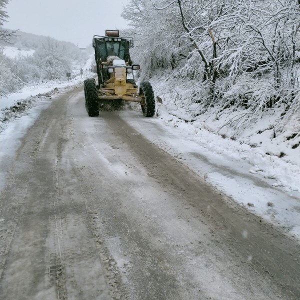 ilkadimda-karla-kaplanan-yollar-ulasima-aciliyor-003.jpg