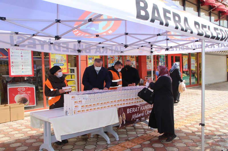 Başkan Hamit Kılıç, Kandil Simidi dağıttı