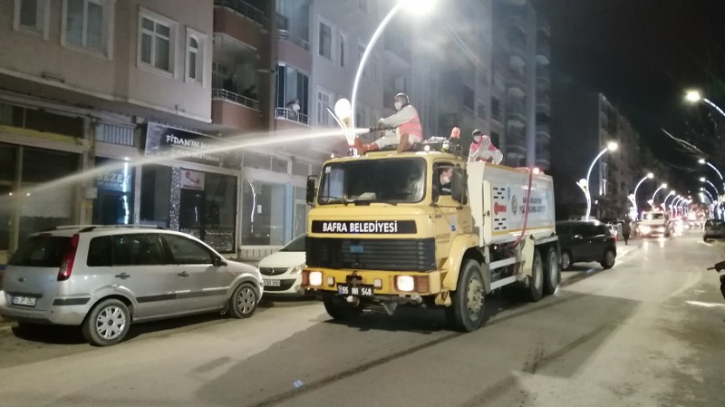 Bafra Sokakları Koronavirüs nedeni ile köpükle yıkandı