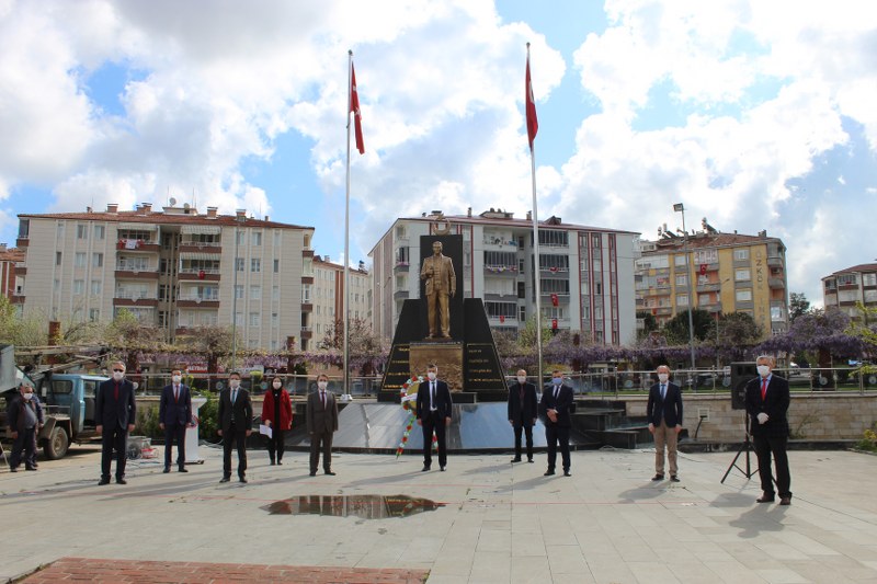 23 Nisan'da Atatürk Anıtına Çelenk Bırakıldı