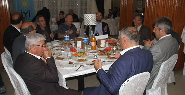 iyi-parti-ilce-teskilati-iftar-yemeginde-bulustu-8.jpg