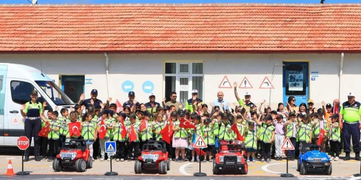 jandarma-cocuklara-trafigi-uygulamali-anlatti-2.jpg