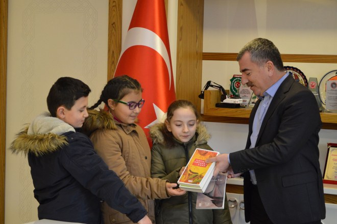 Başkan Özdemir’e kitap hediye ettiler